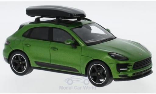 Diecast model cars Porsche Macan Base metallic green with roofbox 1/43 Spark