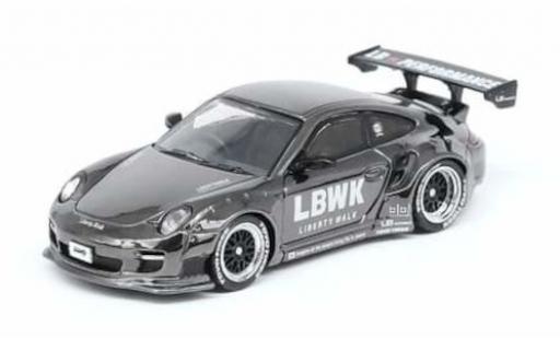 Diecast model cars Porsche 911 Base Liberty Walk chrom LBWK Auto Salon Diorama with 3 Figuren 1/64 INNO64