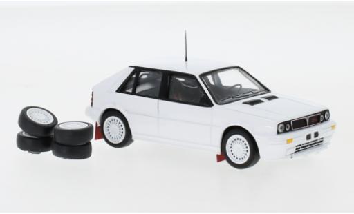 Diecast model cars Lancia Delta HF Integrale 16V white 1989 Plain Body Version y compris les Zusatzteile 1/43 IXO