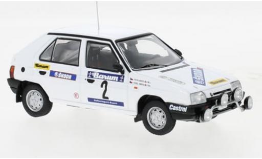Diecast model cars Skoda Favorit Rally 136L No.2 Vala&Aring;&iexcl;ska&Atilde;&iexcl; Zima 1989 1/43 IXO