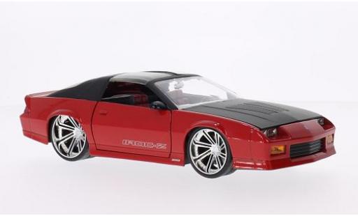 Diecast model cars Chevrolet Camaro IROC Z28 -Z Tuning red/matt-black 1985 1/24 Jada Toys