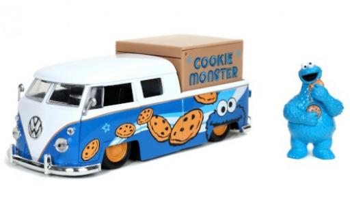 Diecast model cars Volkswagen T1 B Doka Lowrider Sesame Street - Cookie Monster 1963 with Figur and Ladegut 1/24 Jada Toys