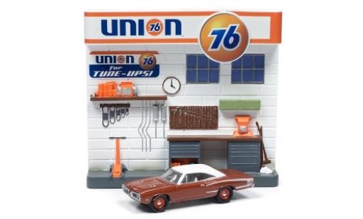 Diecast model cars Dodge Coronet Super Bee metallic brown/matt-white 1976 Diorama 1/64 Johnny Lightning