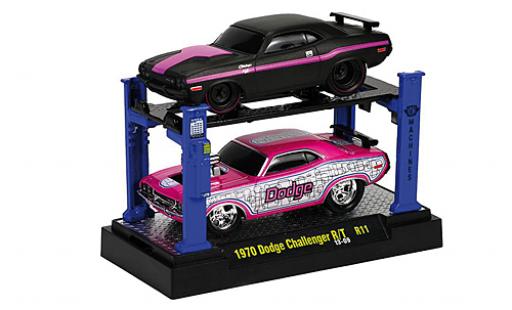 Diecast model cars Dodge Challenger R/T Tuning matt-black/purple 1969 2er-Set: y compris les Hebeb&Atilde;&frac14;hne sur podium Capot avec fonction 1/64 M2 Machines
