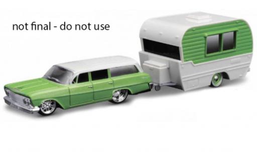 Diecast model cars Chevrolet Biscayne Station Wagon green/white 1962 1/64 Maisto