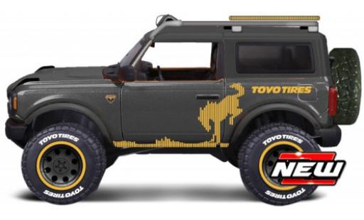 Diecast model cars Ford Bronco Wildtrak Offroad grey/Dekor 2021 1/24 Maisto