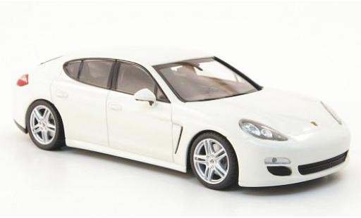 Diecast model cars Porsche Panamera Base Diesel white 2010 sans Vitrine 1/43 Minichamps