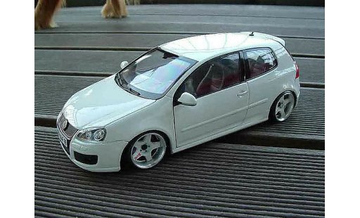 Volkswagen Golf GTI 1/18 Burago white rs style diecast model cars