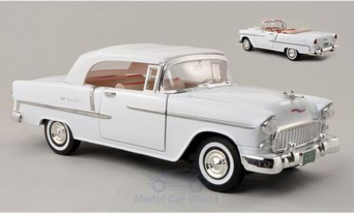 Diecast model cars Chevrolet Bel Air Convertible white 1955 Softtop and Persenning liegen bei 1/18 Motormax