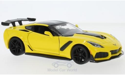 Diecast model cars Chevrolet Corvette ZR1 yellow/black 2019 1/24 Motormax