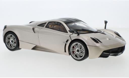 Diecast model cars Pagani Huayra Base gold 1/18 Motormax