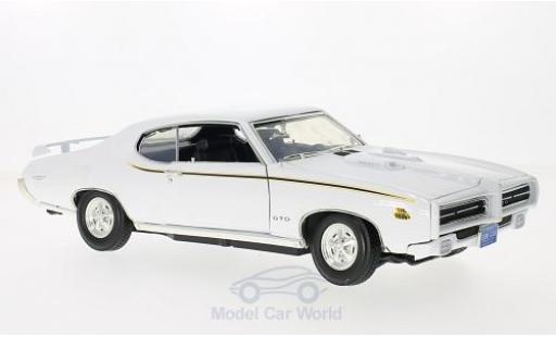 Diecast model cars Pontiac GTO The Judge white 1969 1/18 Motormax