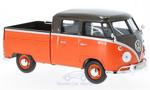 Diecast model cars Volkswagen T1 B metallic brown/red Pick Up with Surfboard 1/24 Motormax