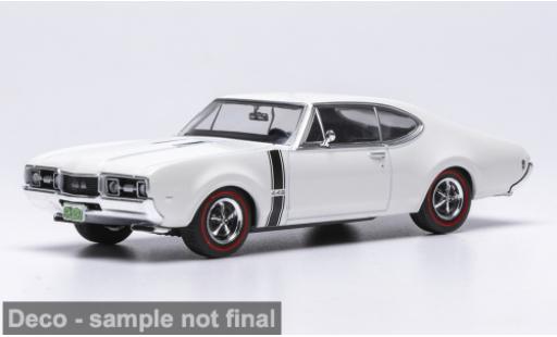 Diecast model cars Oldsmobile 442 W-30 white 1970 1/43 IXO