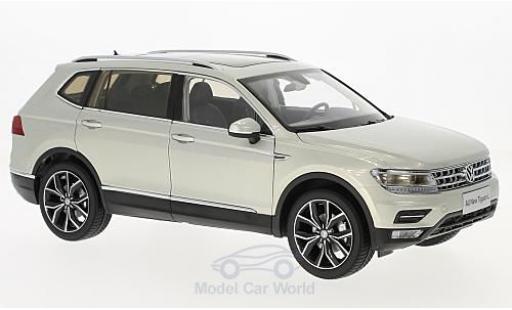 Diecast model cars Volkswagen Tiguan Base L grey 2017 1/18 Paudi
