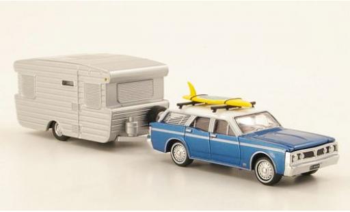 Diecast model cars Ford Falcon XY Fairmont Station Wagon metallic blue/white RHD 1971 avec Viscount Alumvan et Surfbrett comme charge 1/64 Road Ragers