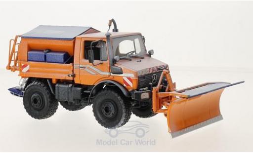 Diecast model cars Mercedes Unimog Base U 1600 orange Winterdienst gealtert with R&Atilde;&curren;umschild and Salzstreuer 1/32 Schuco