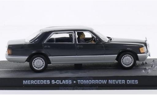 Diecast model cars Mercedes Classe S Base (W126) grey/grey James Bond 007 Der Morgen stirbt nie without Vitrine 1/43 SpecialC
