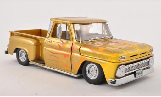 Diecast model cars Chevrolet C-10 lowrider Stepside Pick Up Low Rider gold/Dekor 1965 1/18 Sun Star