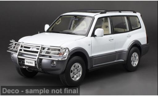 Diecast model cars Mitsubishi Pajero V73 white 1/18 Sun Star