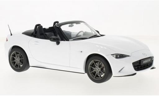 Diecast model cars Mazda MX5 PRHT white 2015 avec d&Atilde;&copy;tachable Softtop sans Vitrine 1/18 Triple 9 Collection