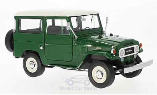 Diecast model cars Toyota Land Cruiser 40 FJ40 green/white 1967 1/18 Triple 9 Collection