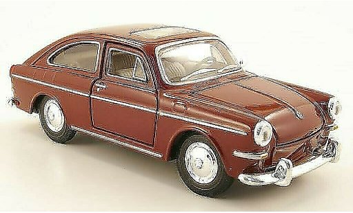 Volkswagen 1600 Base 1/24 Maisto Fastback red diecast model cars