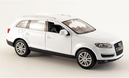 Diecast model cars Audi Q7 suv white 1/24 Welly