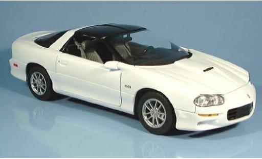 Diecast model cars Chevrolet Camaro SS white 2002 1/18 Welly