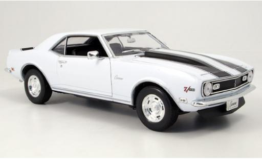 Diecast model cars Chevrolet Camaro Z28 Coupe white with blacken stripes 1968 1/18 Welly