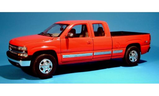 Diecast model cars Chevrolet Silverado pickup Ex. Cab Fleetside red 1999 1/18 Welly