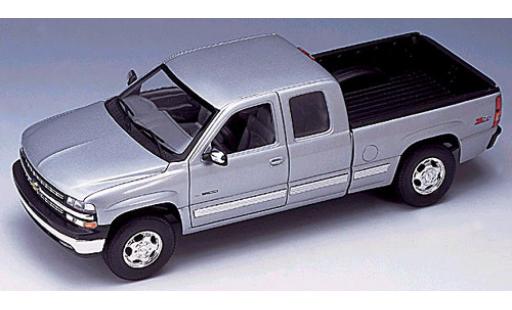Diecast model cars Chevrolet Silverado pickup Ex. Cab silver 1999 1/18 Welly