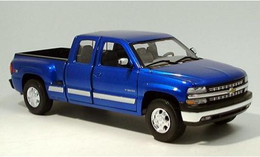Diecast model cars Chevrolet Silverado pickup Ext. Cab blue 1/18 Welly