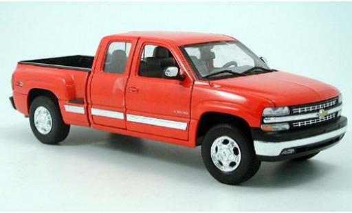 Diecast model cars Chevrolet Silverado pickup Ext. Cab red 1/18 Welly