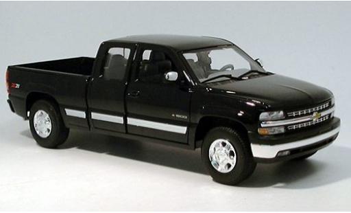 Diecast model cars Chevrolet Silverado pickup Ext. Cab black 1/18 Welly