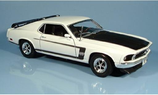 Diecast model cars Ford Mustang Hardtop white 1969 1/18 Welly