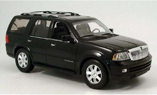 Diecast model cars Lincoln Navigator Base black 2005 1/18 Welly