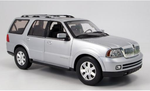 Diecast model cars Lincoln Navigator Base silver 2005 1/18 Welly