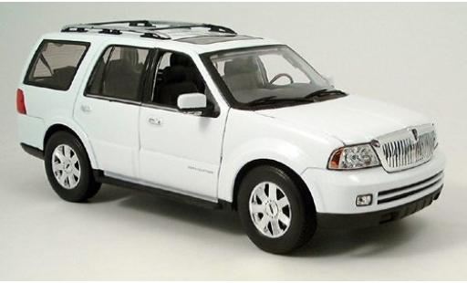 Diecast model cars Lincoln Navigator Base white 2005 1/18 Welly