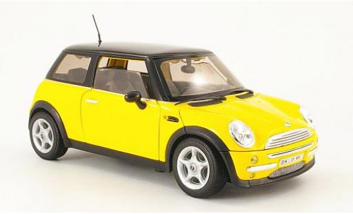 Diecast model cars Mini Cooper Base yellow blackes roof 1/18 Welly