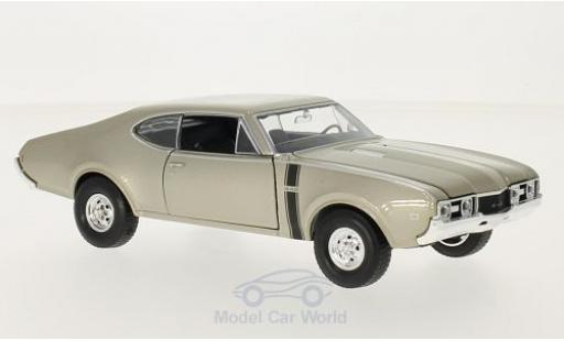 Diecast model cars Oldsmobile 442 Base metallic beige 1/24 Welly