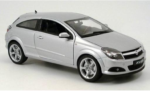 Diecast model cars Opel Astra GTC silver 2005 1/18 Welly