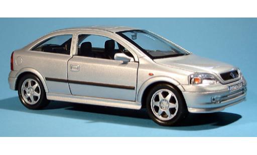 Diecast model cars Opel Astra Base silver 1/24 Welly