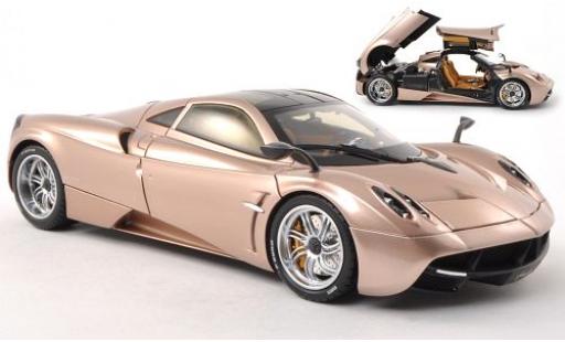 Diecast model cars Pagani Huayra Base gold 1/18 Welly