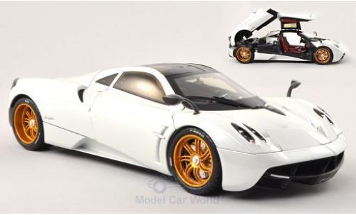 Diecast model cars Pagani Huayra Base met.-white (GTA Edition) without Vitrine 1/18 Welly