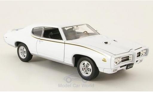 Diecast model cars Pontiac GTO The Judge white 1969 without Vitrine 1/24 Welly