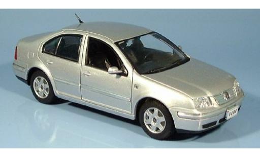 Diecast model cars Volkswagen Bora Base Limousine silver 2001 1/24 Welly