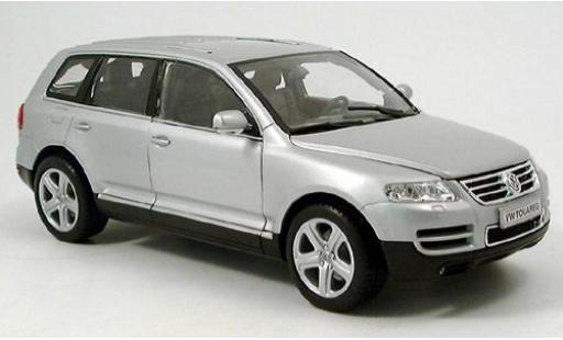Diecast model cars Volkswagen Touareg Base silver 1/18 Welly