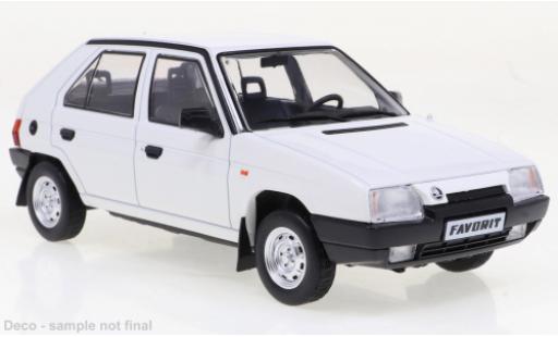 Diecast model cars Skoda Favorit Base white 1989 1/24 WhiteBox